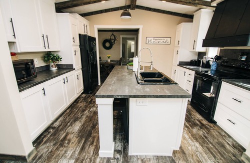 Rogersville Casa | WINTER LONG-TERM RATES 40% off RUSTIC MODERN HOME NESTLED IN THE OZARK WOODS