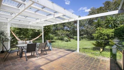 Copacabana Casa | Wisteria Cottage on the Lagoon/Beach