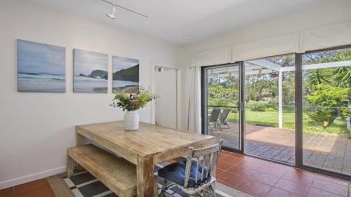 Copacabana Casa | Wisteria Cottage on the Lagoon/Beach