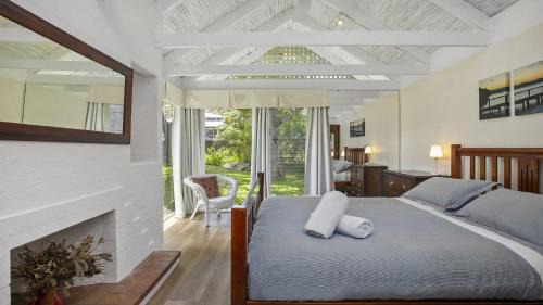 Copacabana Casa | Wisteria Cottage on the Lagoon/Beach