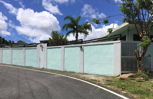 Rio Blanco Casa | Sierra Palms es una propiedad amurallada en un camino de dos carriles en la selva tropical El Yunque.