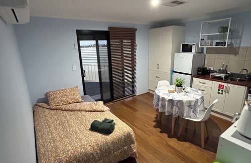 Madora Bay Cama Y Desayuno | Within walking distance to shops, bus stop, station, restaurants and the beach.