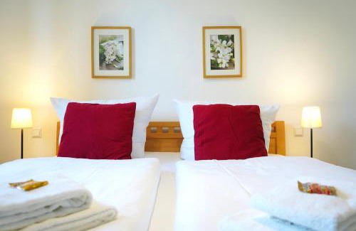 Stadtmitte Apartamento | Wohnensemble mit 3 separaten Bereichen- 2 Küchen- 3 Badezimmer- 10 Personen- Garten- Parkplatz