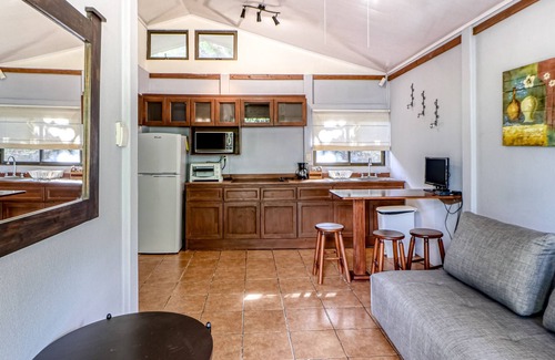 Santa Eulalia Cabina | Maravillosa cabaña a nivel del suelo con jardines, terraza y piscina compartida.