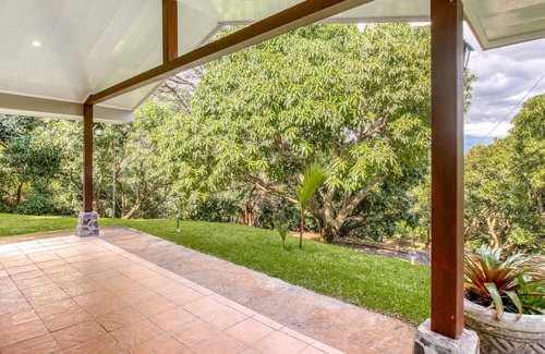 Santa Eulalia Cabina | Maravillosa cabaña a nivel del suelo con jardines, terraza y piscina compartida.