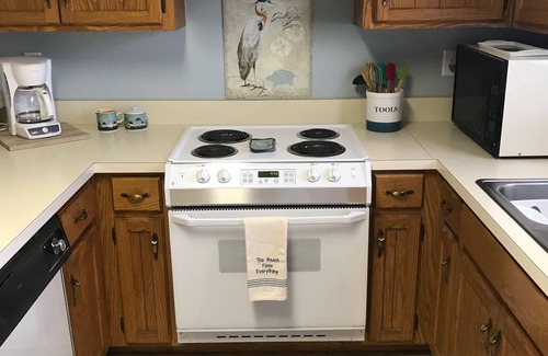 Sunset Beach Casa | Maravillosa ubicación, a mediados de la isla! Corta distancia a pie de playa, muelle y mercado de la isla.