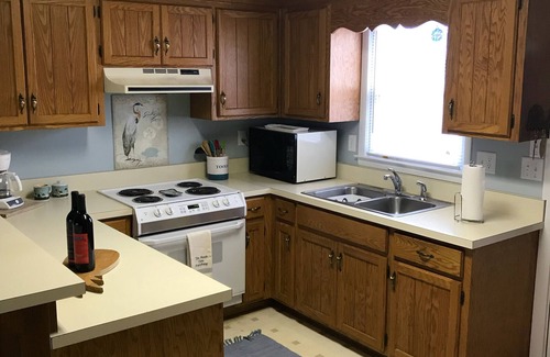 Sunset Beach Casa | Maravillosa ubicación, a mediados de la isla! Corta distancia a pie de playa, muelle y mercado de la isla.