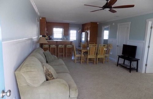 Sunset Beach Casa | Maravillosa ubicación, a mediados de la isla! Corta distancia a pie de playa, muelle y mercado de la isla.