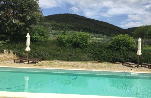 Villa A Sesta Villa | Casa de vacaciones privada con WIFI, A/C, piscina, TV, patio, vista panorámica, cerca de Siena