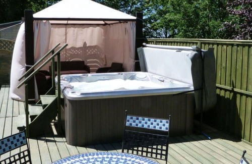 Llandysul Casa | Preciosa casa de vacaciones privada con jacuzzi, WIFI, TV, patio, vista panorámica y aparcamiento