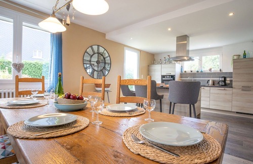 Tregueux Casa | Preciosa casa de vacaciones privada para 6 personas con WIFI, TV, patio y mascotas permitida