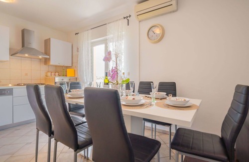 Drivenik Casa | Estupenda casa de vacaciones privada con A/C, WIFI, piscina privada, TV, terraza, mascotas permitida