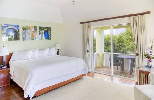 Paget Hotel | Wonderful Stay! Outdoor Pool, FREE Parking, Close to Jobson's Cove Beach!