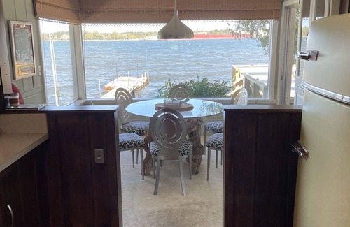 Sturgeon Bay Cabaña | Wonderful waterfront home