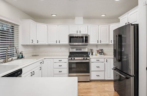 Troutdale Casa | Wonderfully Updated, Pet Friendly, Open Layout, Pool Table, BBQ, Next to Edgefield Golf and Concerts