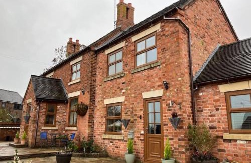 Alton Casa | Woodbine Cottage-PART OF ALTON COTTAGES