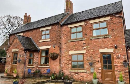 Alton Casa | Woodbine Cottage-PART OF ALTON COTTAGES