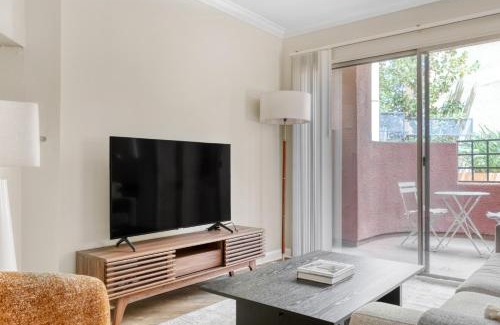 Woodland Hills Apartamento | Woodland Hills 1BR w Gym WD Pool nr 101 LAX-683