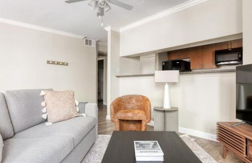 Woodland Hills Apartamento | Woodland Hills 1BR w Gym WD Pool nr 101 LAX-683