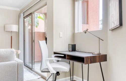 Woodland Hills Apartamento | Woodland Hills 1BR w Gym WD Pool nr 101 LAX-683