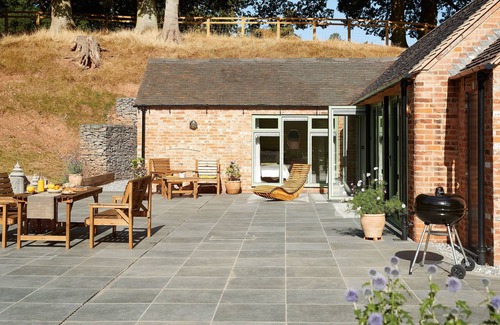 Rosliston Cabaña | Woodland Retreat is the ideal romantic getaway. Surrounded by woodland and several walking routes an