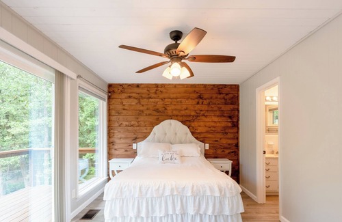 Heber Springs Cabina | Woodland Retreat is a perfect destination to relax w/ gorgeous lakefront views!!