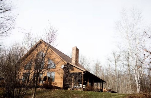 Finlayson Chalet De Esquí | Woodland Wonderland: 40 acres, a Home, a Cabin, & a Pond