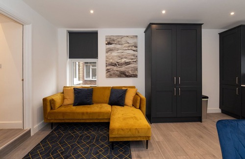 North Finchley Apartamento | Woodside Pk Rd 13-A Woodside Park 3 Bedroom and 1 Bathroom Apt. A with Parking