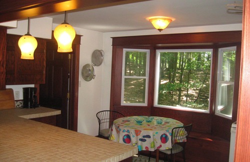 Norton Shores Cabaña | Woodsy Lake House @ Lake Michigan **** Diversión a mitad de semana 8 / 26-29 $ 550 por 4 o menos