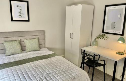 Liverpool Apartamento | Woolton Retreat Skylights Desk Parking