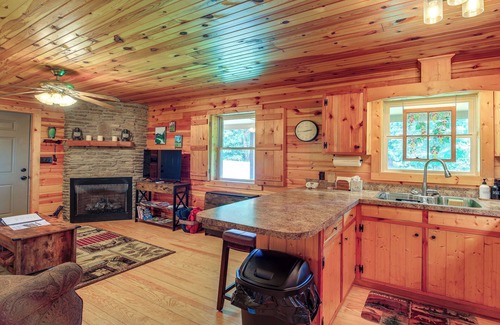Sparta Cabina | Wraparound Deck & Hot Tub: Blue Ridge Mtn Cabin