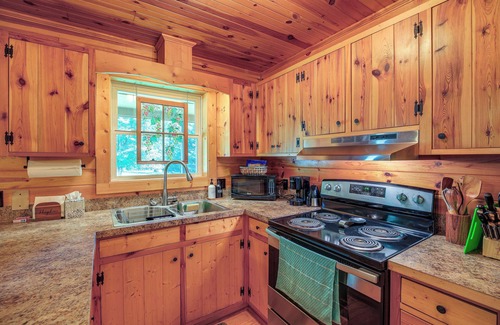 Sparta Cabina | Wraparound Deck & Hot Tub: Blue Ridge Mtn Cabin