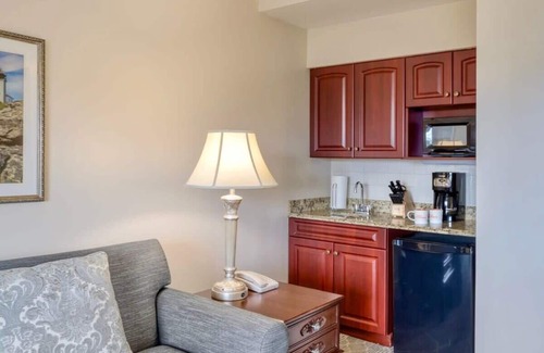 Jamestown Condominio | Wyndham Bay Voyage Inn | 1BR/1BA Queen Suite