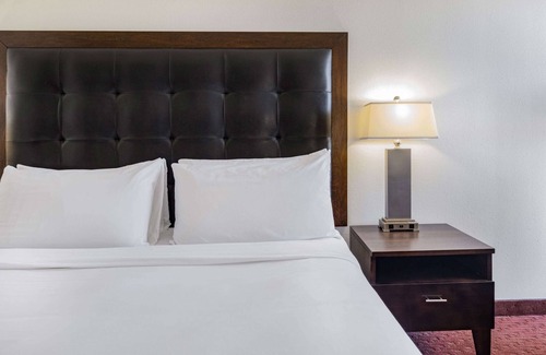 Foothill Farms Hotel | Wyndham Sacramento