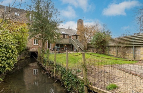 Malmesbury Cabaña | Wynyard Mill, Malmesbury - sleeps 6 guests in 3 bedrooms