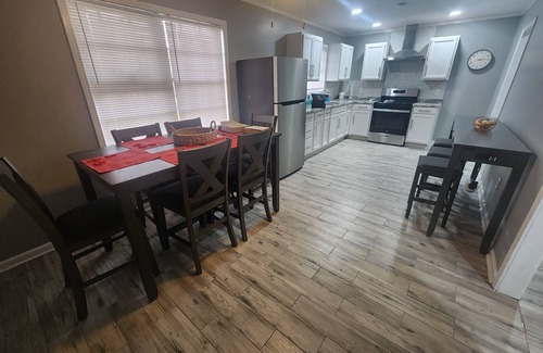 Hollandale Casa | X Marks the Spot 3 Bedrooms, 4 Beds, 1 bathroom House. Newly remodeled.