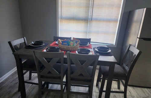 Hollandale Casa | X Marks the Spot 3 Bedrooms, 4 Beds, 1 bathroom House. Newly remodeled.