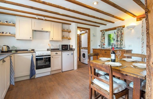 Clynderwen Cabaña | Y Beudy, Holiday Cottage Near Preseli Hills, Sleeps 4, 2 bedrooms, bathrooms