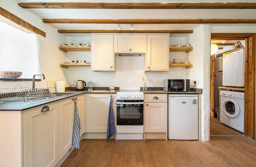 Clynderwen Cabaña | Y Beudy, Holiday Cottage Near Preseli Hills, Sleeps 4, 2 bedrooms, bathrooms