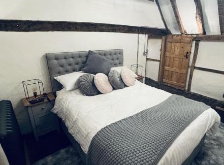 Crawley City Centre Casa | Ye Olde Cottage