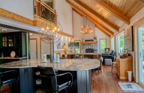 Lake of Bays Casa | Watersedge Lakehouse está a solo 15 pies del borde del lago de las bahías.