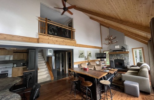 Lake of Bays Casa | Watersedge Lakehouse está a solo 15 pies del borde del lago de las bahías.