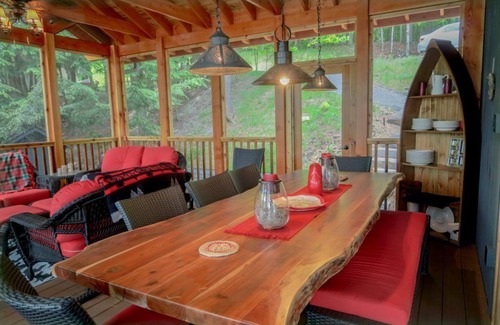 Lake of Bays Casa | Watersedge Lakehouse está a solo 15 pies del borde del lago de las bahías.