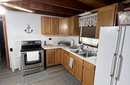 Wellesley Island Cabaña | YEAR ROUND Lake of the Isles Waterfront Cottage & boat dock!