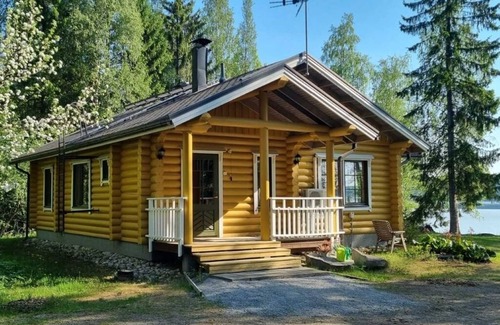 Hiukkajoki Casa | Yellow vacation home