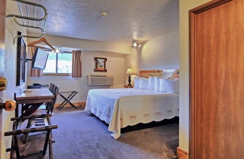 Gardiner Hotel | Yellowstone Village Inn and Suites