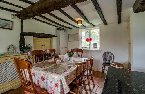 Moulsoe Casa | Yew Tree Cottage- Sleeps 12 Garden & Pet-Friendly