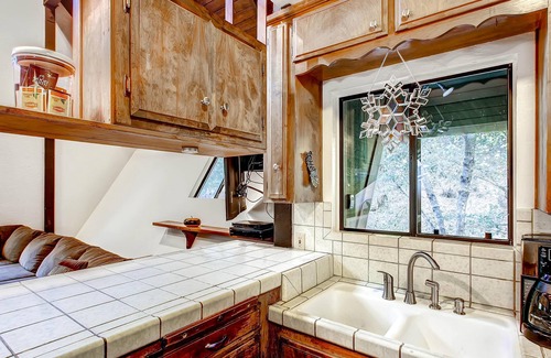 North Wawona Casa | Yosemite's Creekside Birdhouse