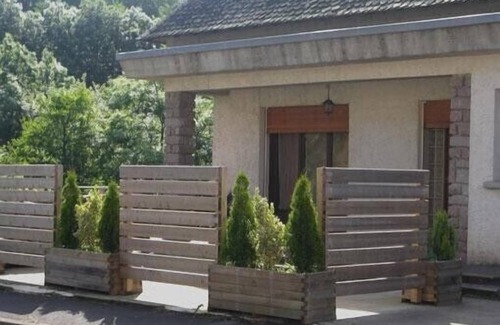 Egliseneuve-d'Entraigues Casa | En el pueblo en el corazón del Parc des Volcans, pero. Tranquilo y confortable.