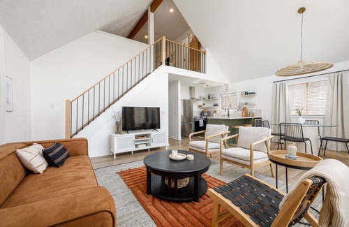 Cedar Chalet De Esquí | Your Fall Retreat Awaits at the Old Mountain House